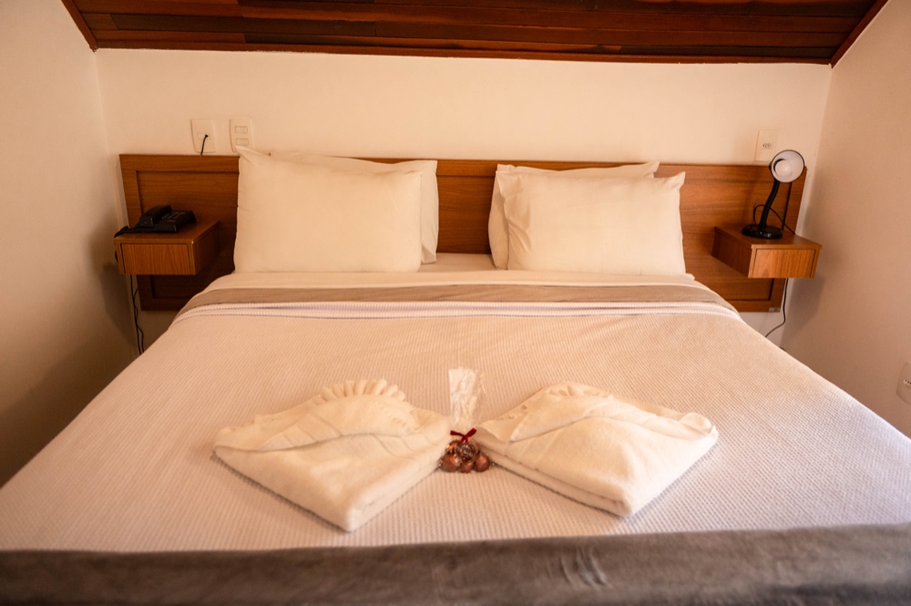 Cabeceira e cama do Apartamento Deluxe