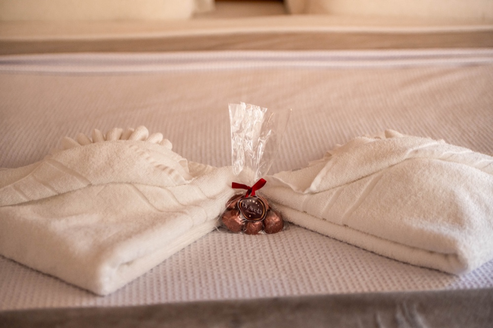Detalhe da arrumação da cama no Apartamento Deluxe