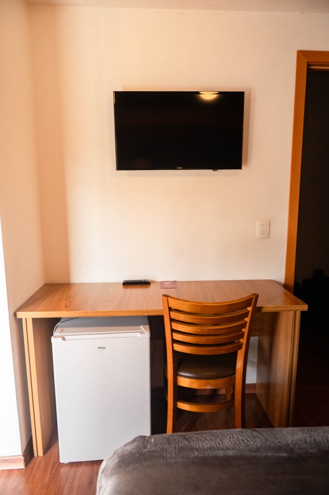 Televisão e escrivaninha do Apartamento Deluxe