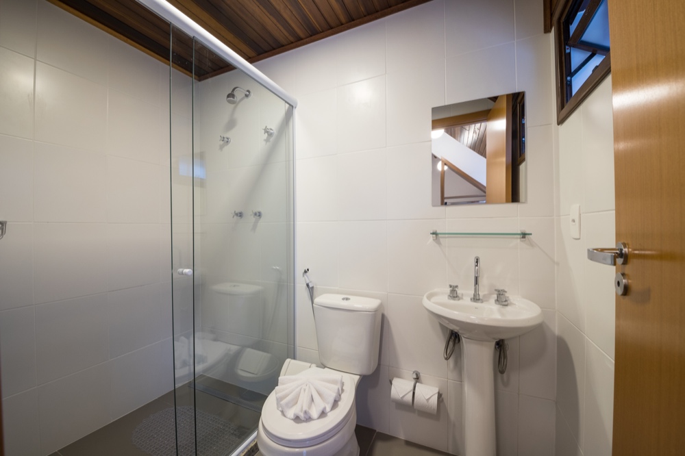 Banheiro do Apartamento Deluxe com box de vidro