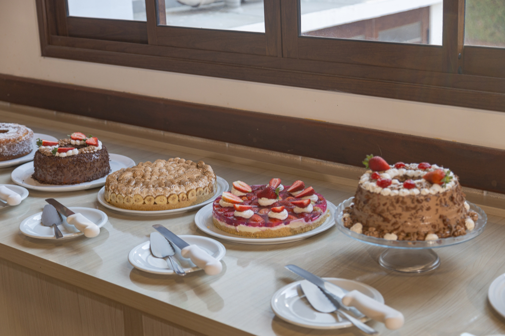 Bolos e doces servidos no café da manhã da Vila Dom Bosco