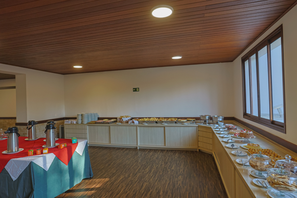 Buffet de café da manhã preparado no salão