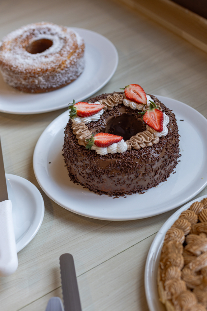 Bolo de chocolate servido no café da manhã