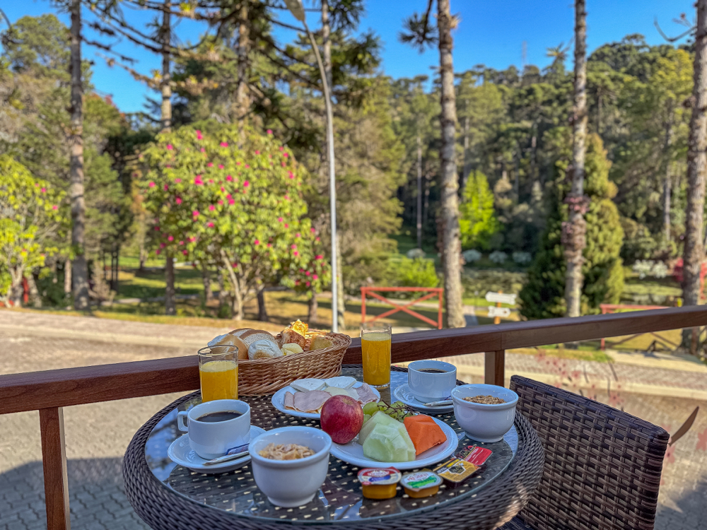 Mesa de café da manhã com vista para o jardim