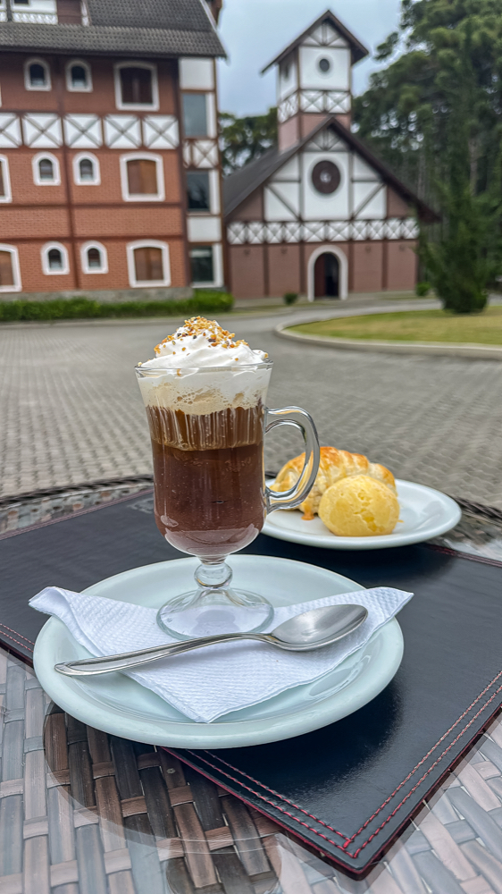 Café servido na área externa da Vila Dom Bosco