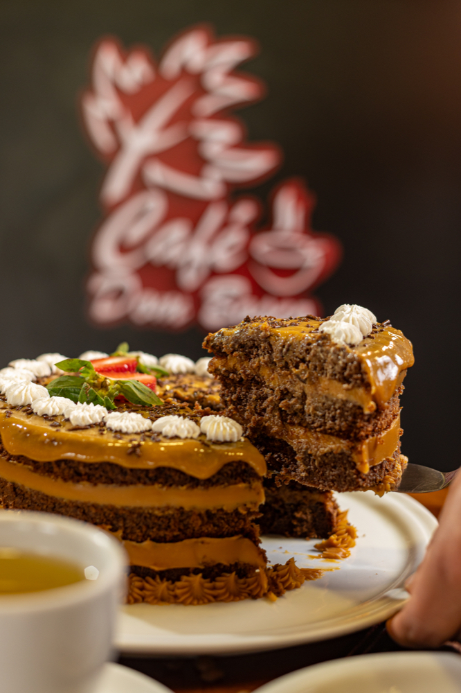 Bolo em camadas servido no Café Dom Bosco