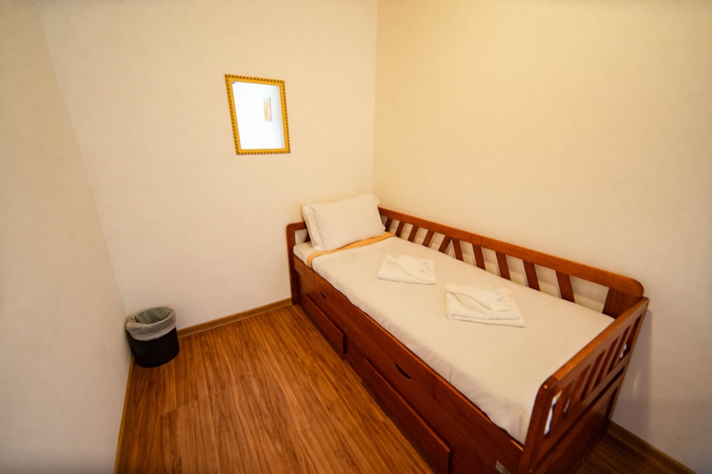 Quarto com cama de solteiro do Chalé