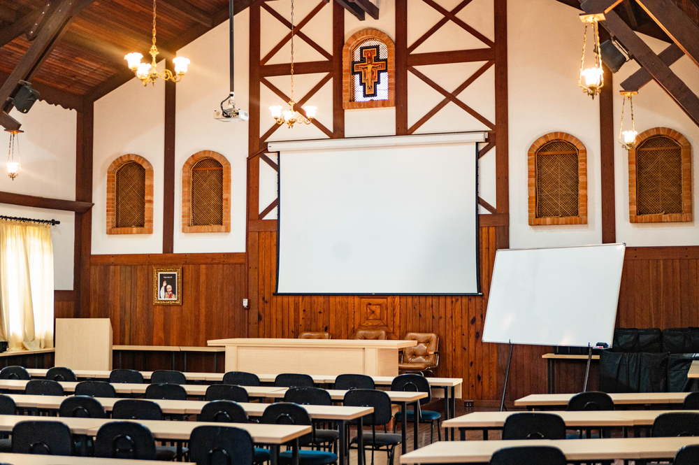 Auditório Principal com tela de projeção