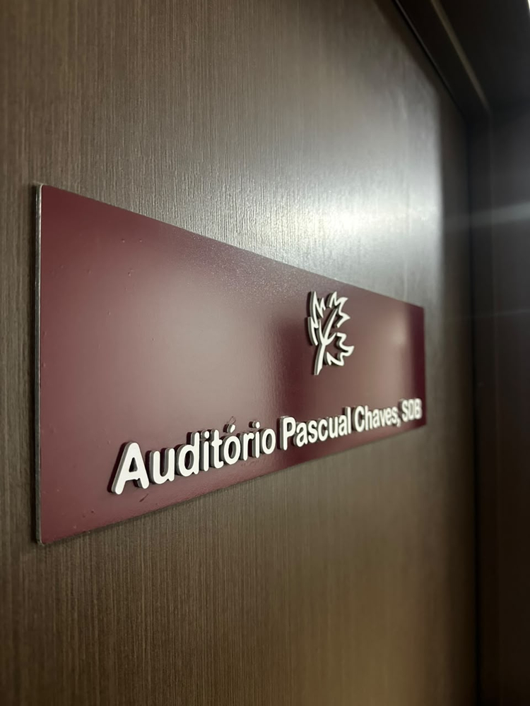 Placa de identificação do Auditório Pascual Chaves