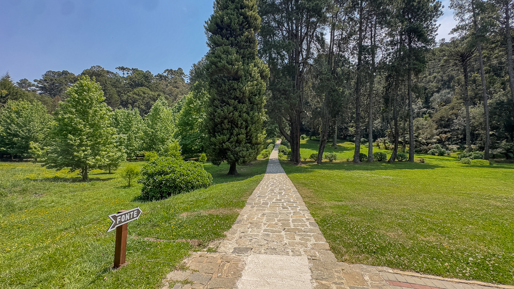 Caminho de pedras entre os jardins da Vila Dom Bosco