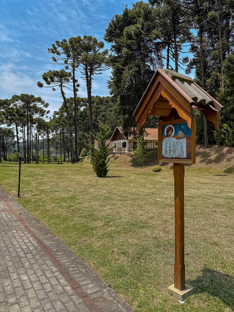 Capela da Vila Dom Bosco entre as araucárias