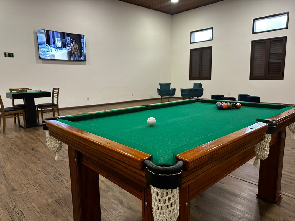 Mesa de bilhar na sala de jogos