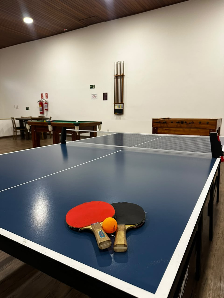 Mesa de pingue-pongue na sala de jogos