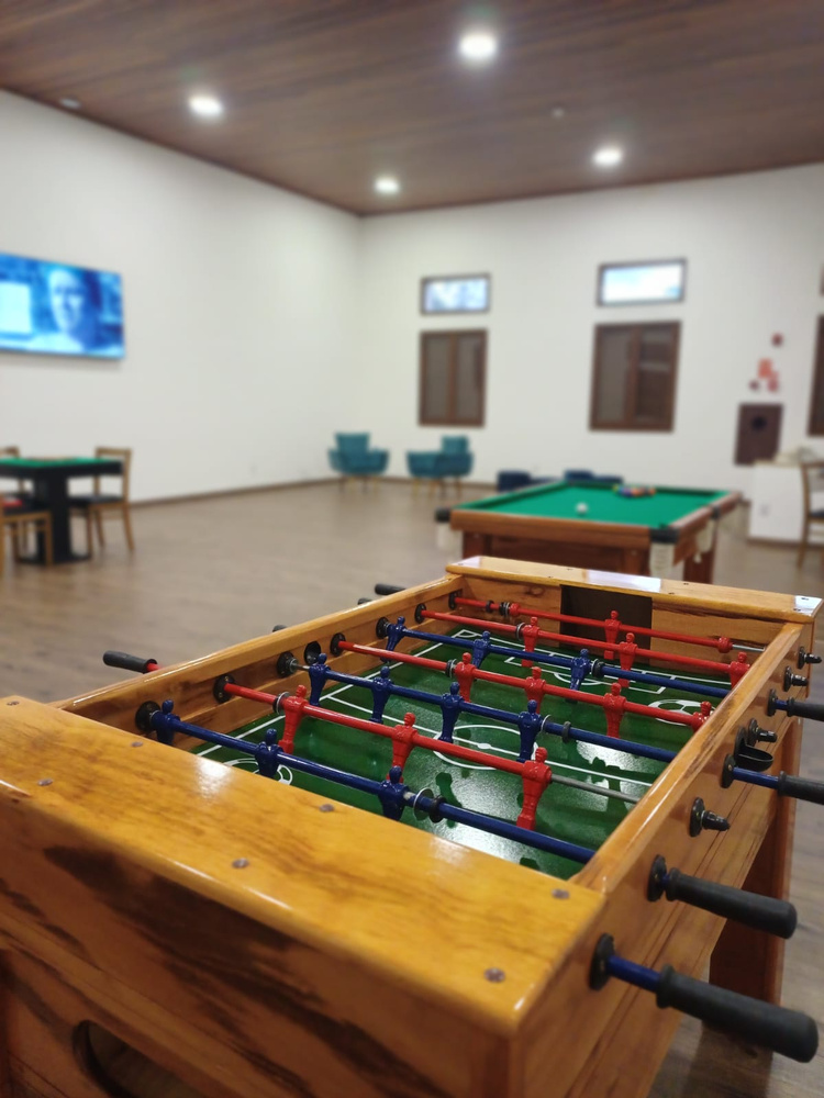 Mesa de pebolim na sala de jogos