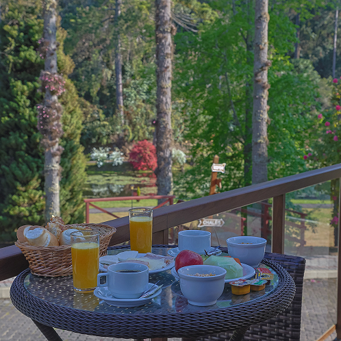 Café da manhã com vista para os jardins