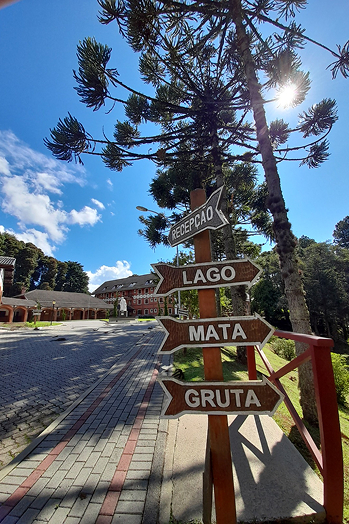 Placas de orientação entre os jardins da Vila Dom Bosco